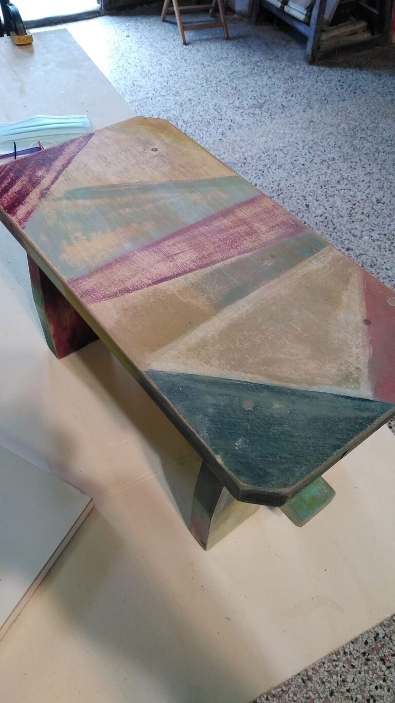 sgabello rosso e verde