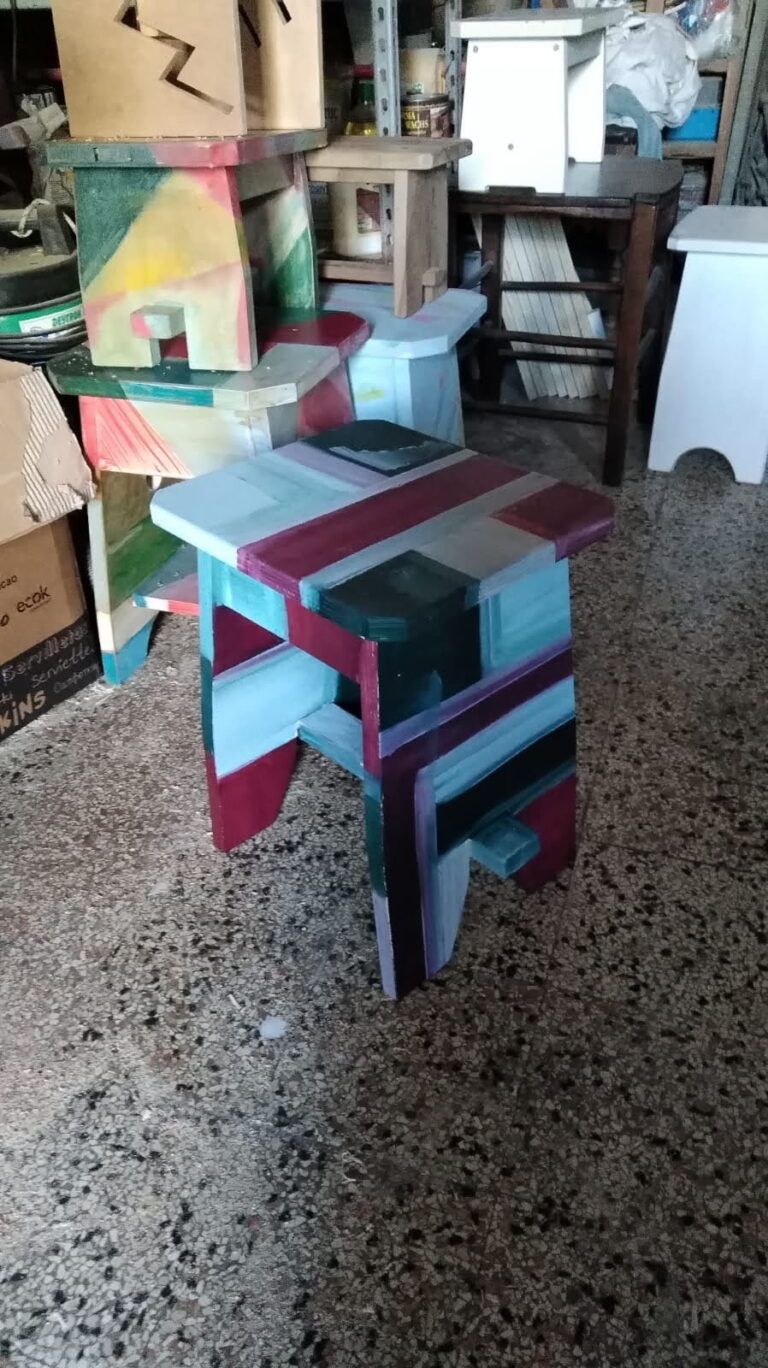 sgabello rosso e bianco